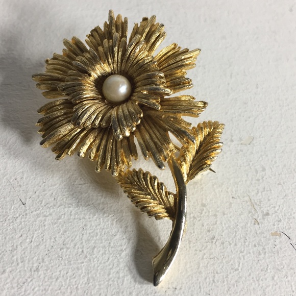 Vintage Gold Tone Faux Pearl Brooch/Pin - Picture 2 of 8
